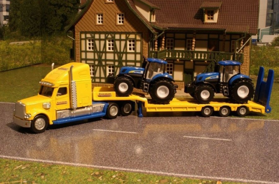 Грузовик с двумя тракторам New Holland  